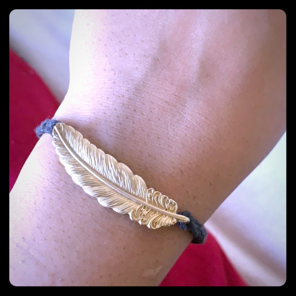 Cute gold colored feather bracelet